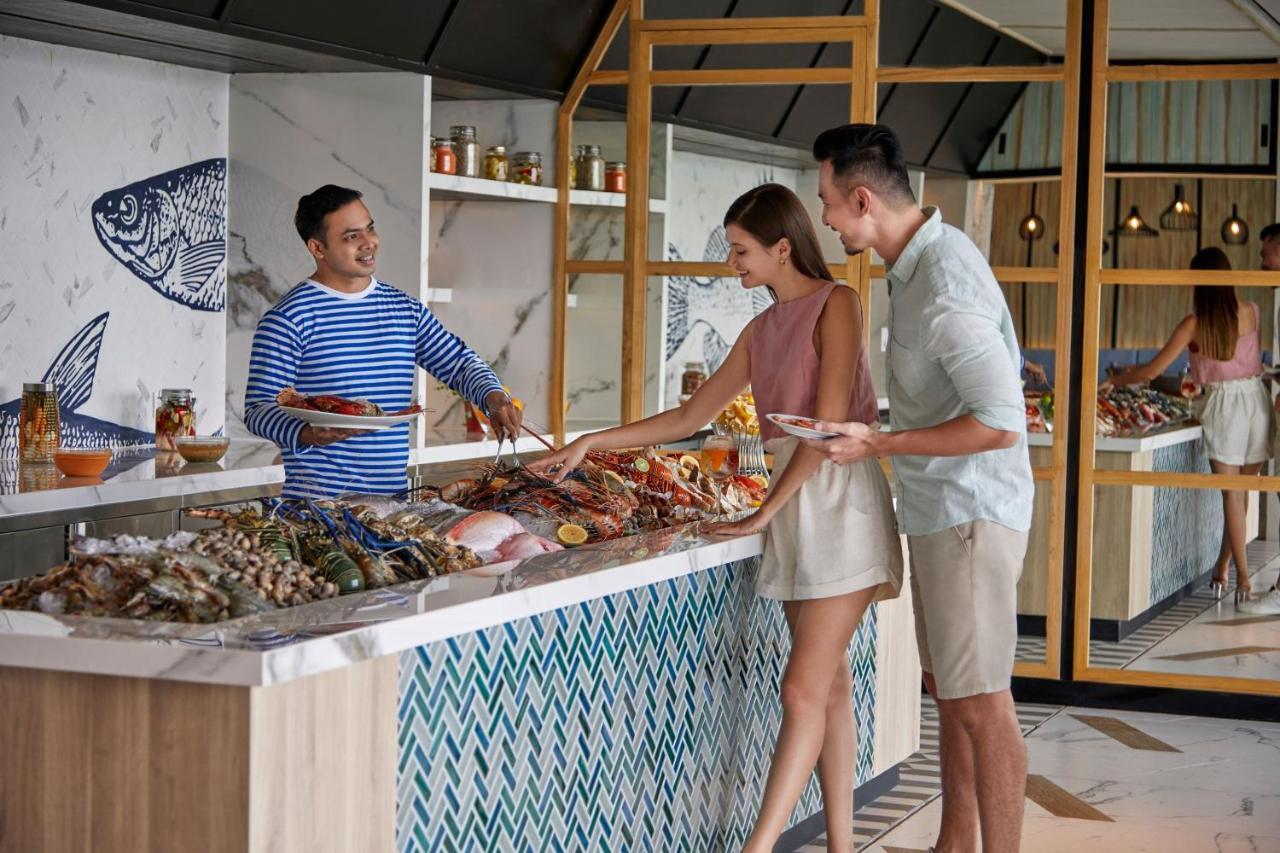 Sheraton Bali Kuta Resort Eksteriør billede Seafood buffet at the hotel