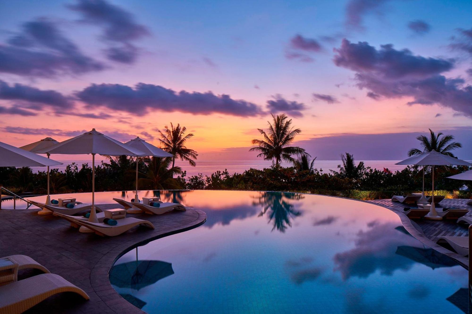 Sheraton Bali Kuta Resort Eksteriør billede Sunset at the pool