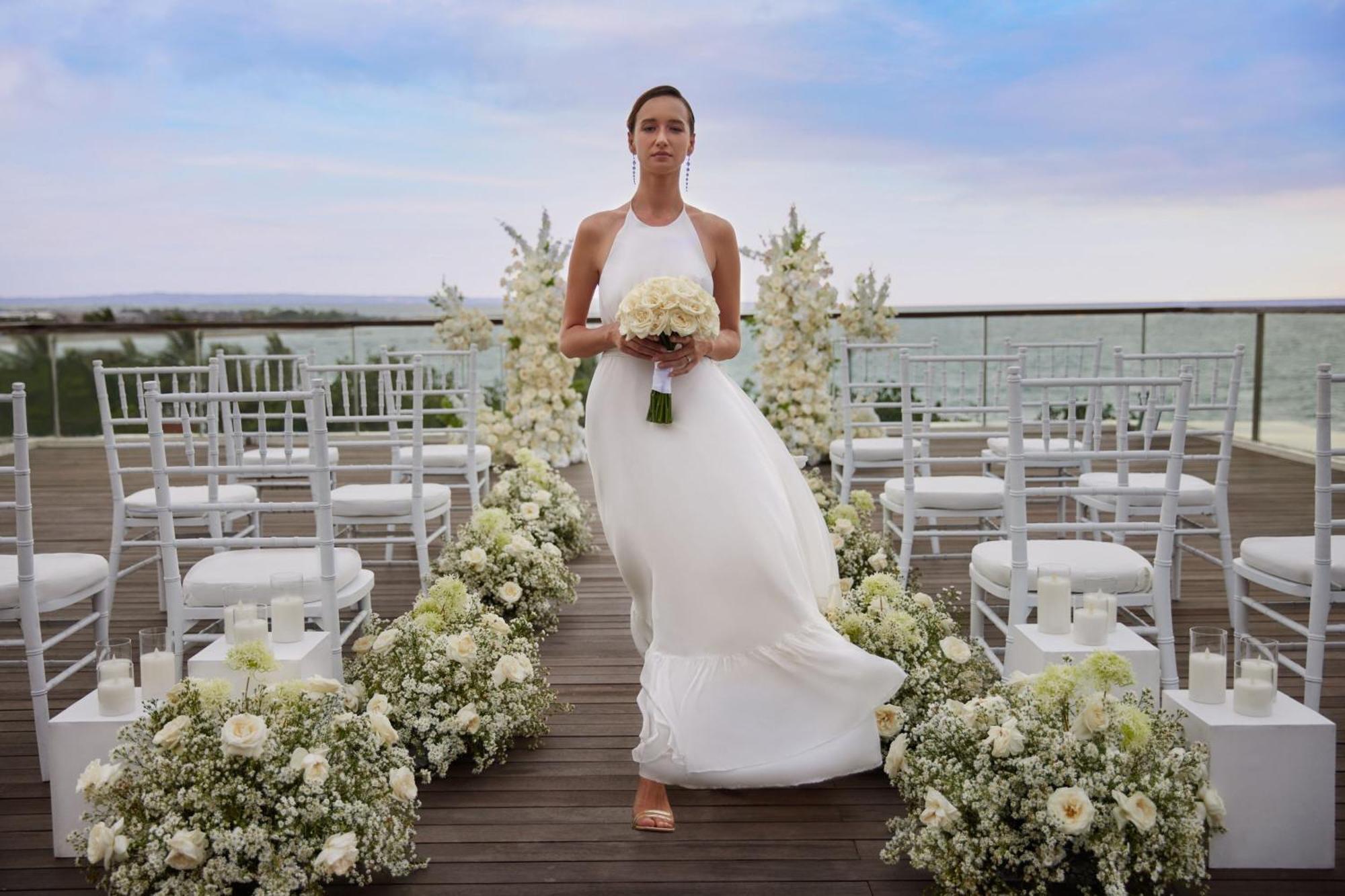 Sheraton Bali Kuta Resort Eksteriør billede A bride in a white wedding dress