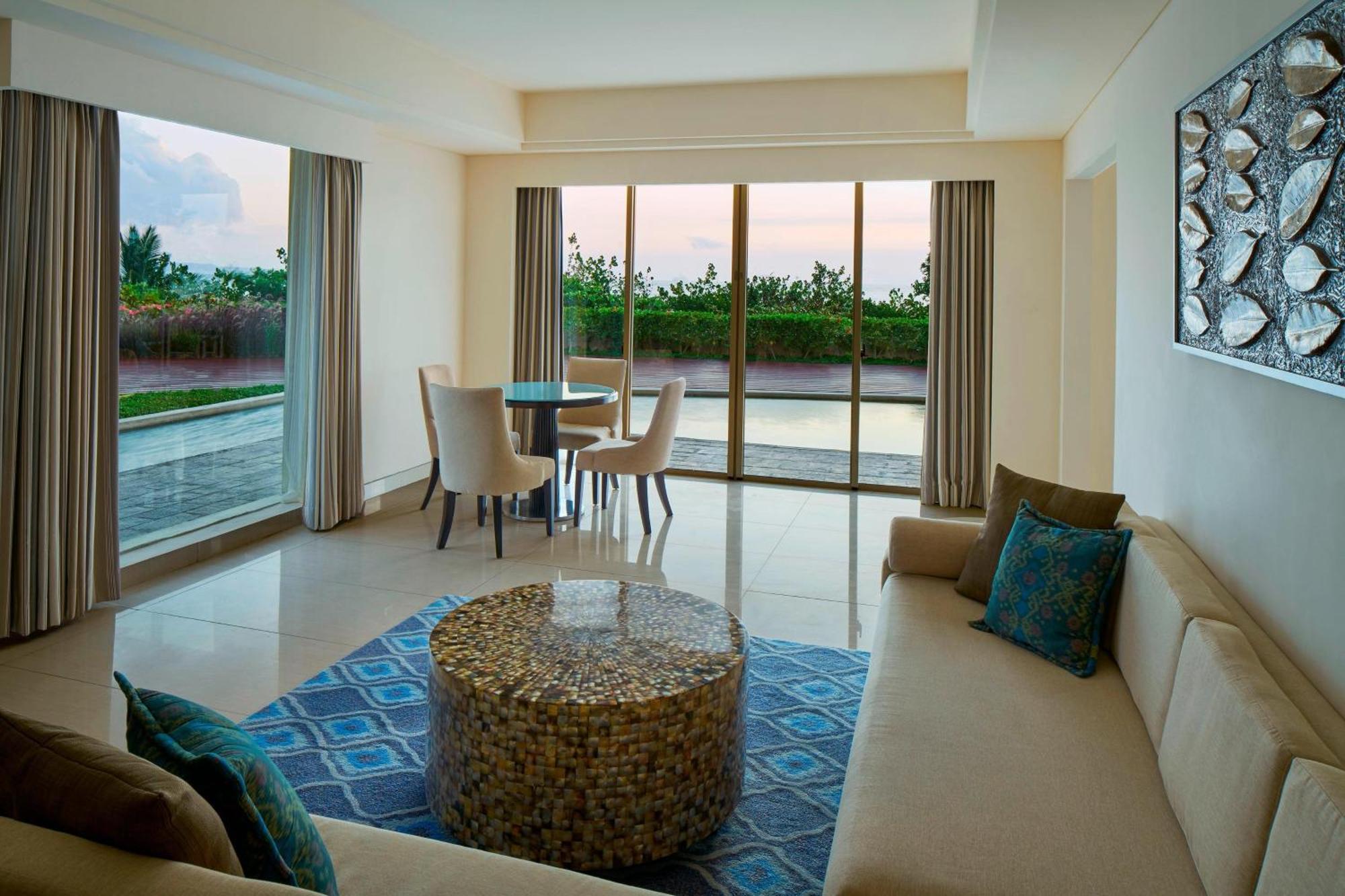 Sheraton Bali Kuta Resort Eksteriør billede Living room of a suite