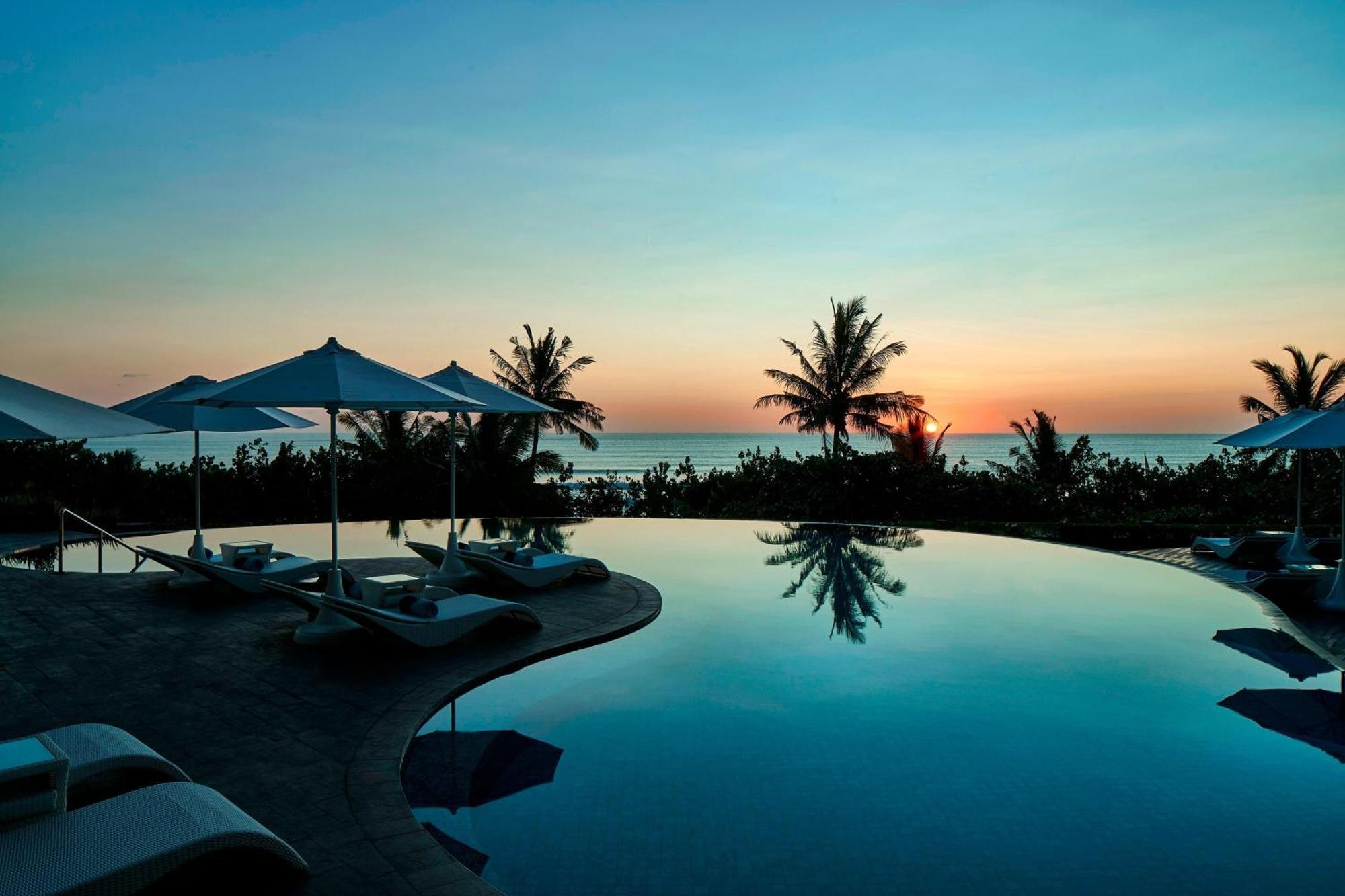 Sheraton Bali Kuta Resort Eksteriør billede Sunset at the pool