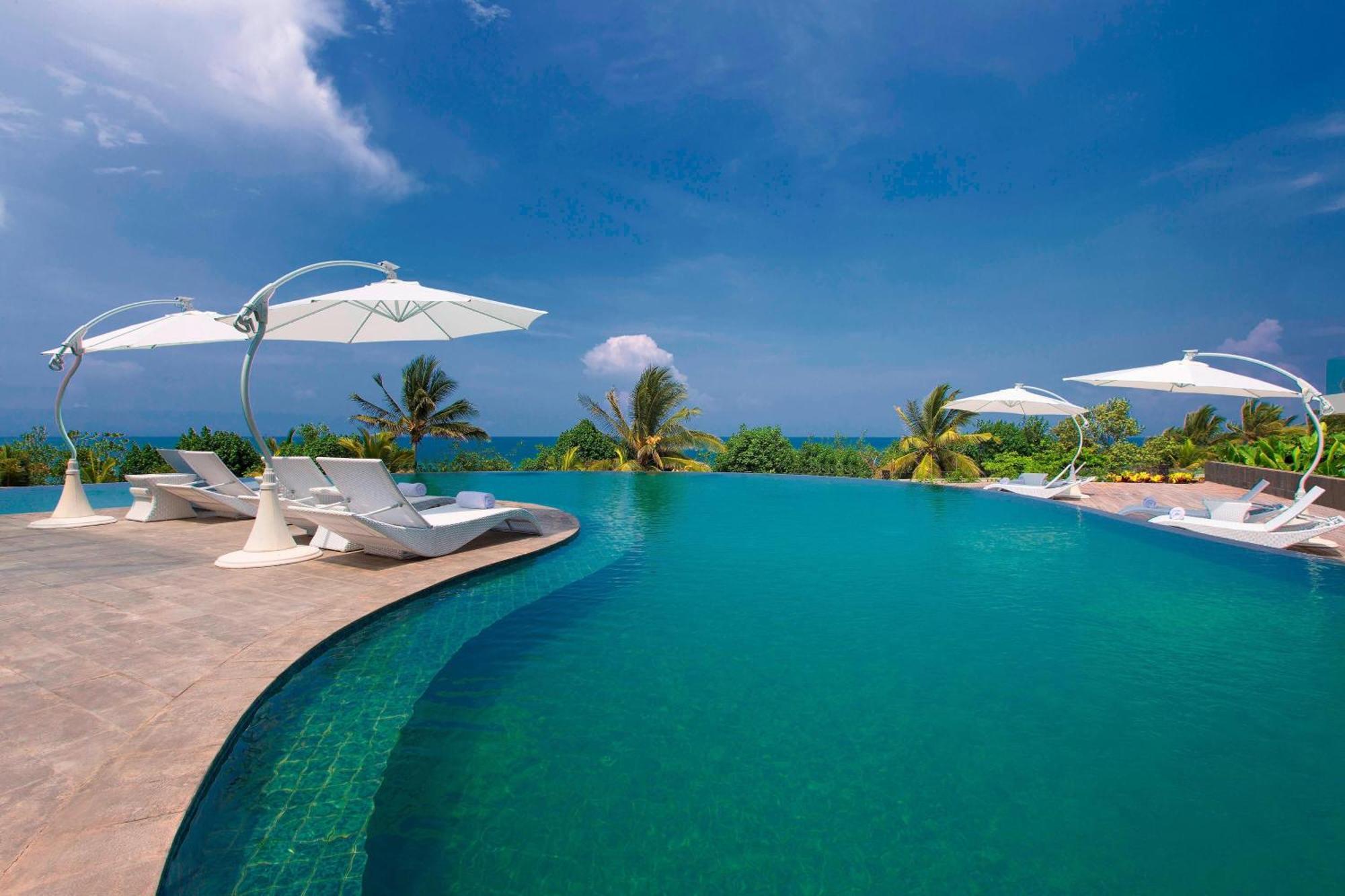 Sheraton Bali Kuta Resort Eksteriør billede Infinity pool at the resort