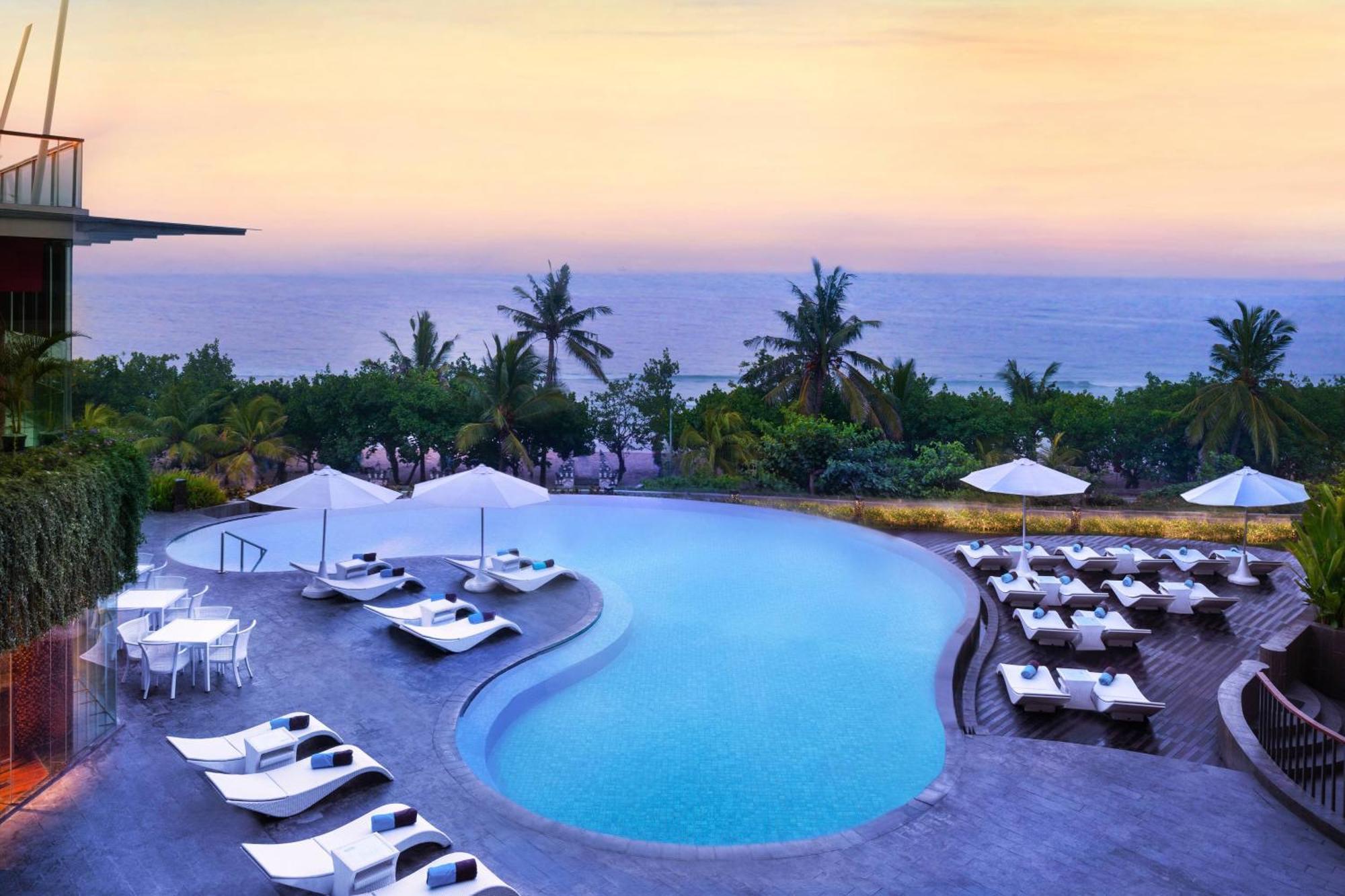 Sheraton Bali Kuta Resort Eksteriør billede The swimming pool at the hotel