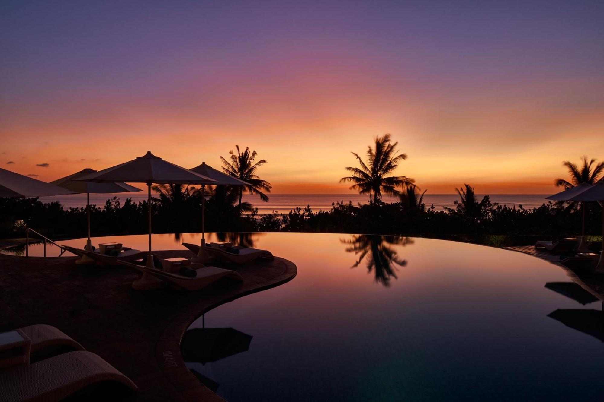 Sheraton Bali Kuta Resort Eksteriør billede Sunset at the Four Seasons Resort