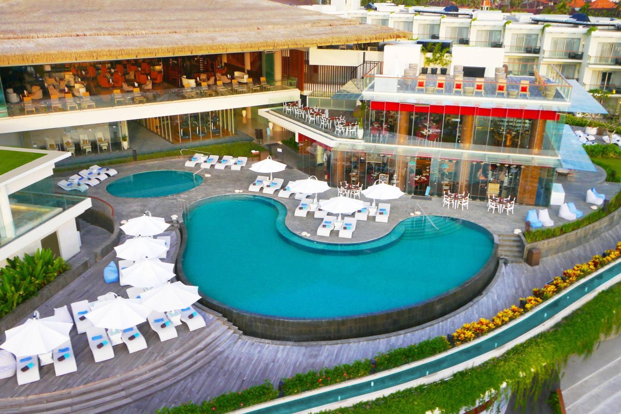 Sheraton Bali Kuta Resort Eksteriør billede The pool at the W Hotel